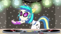 DJ Pon-3 busting a move EG2.png (808 КБ)