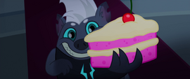 Grubber offering spongecake to Tempest Shadow MLPTM