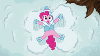 Pinkie Pie haciendo un ángel de nieve EDdT