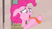 Pinkie scrapes muffin bits off her tongue S5E1