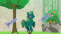 Pony-shaped hedge in old village garden S7E25