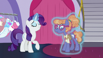 Rarity helping Nerdy Delegate S5E14