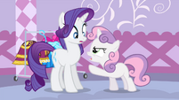Sweetie pointing at Rarity S4E19