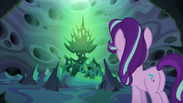 Thorax looking at Queen Chrysalis' throne S6E26