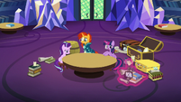 Twilight moves antiques off the library trable S7E24
