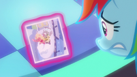 Rainbow looks at photo of Line Pony S8E5