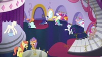 Rarity singing in a full boutique S5E14
