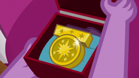 Spike's royal advisor medal S9E24