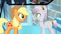 Applejack talking to the librarian S3E01