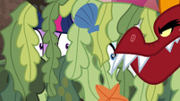 Garble sniffing near Twilight and Rarity S6E5