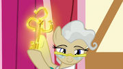 Mayor Mare presents the Key to the City S9E12