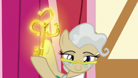 Mayor Mare presents the Key to the City S9E12