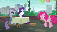 Pinkie returns to the restaurant defeated S6E3