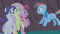 Rainbow Dash successfully scares her friends S1E02