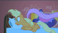 Rarity pulls the covers off Applejack S1E08