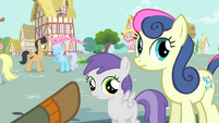 Trenderhoof pointing towards Sweetie Drops and a foal S4E13