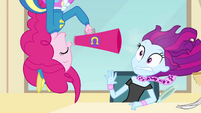 Pinkie Pie cantando pelo megafone EG