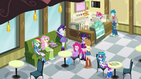 Jeez! Rarity's shout must've been loud- DJ Pon-3 can hear her through her headphones!