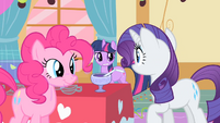 Rarity looking to Twilight for help S01E25