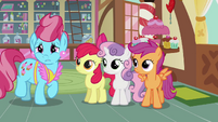 Mrs. Cake watching with the Cutie Mark Crusaders.