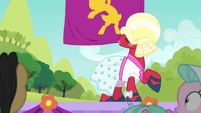 Orchard Blossom looking for Apple Bloom S5E17