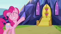 Pinkie Pie pointing at the castle door S7E4