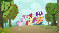Scootaloo pointing at the griffon S6E19