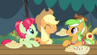 Applejack having fun S3E8