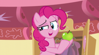 Pinkie holding an apple S5E19