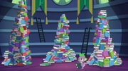 S05E22 Spike i wielkie stosy książek.png