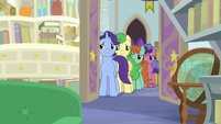 Students lined up outside Starlight's office S9E11