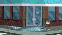 Sunset Shimmer pulls herself out of the puddle SS6
