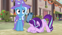 Trixie looking around awkwardly S6E25