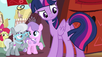 Twilight looks at her tail S4E15