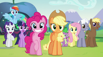 All ponies happy to see Countess Coloratura except Applejack S5E24