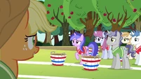 Applejack addressing the unicorns again S6E18.png (1.1 MB)