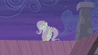 Fluttershy escucha la voz de Starlight EMC-P2