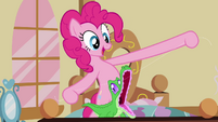 Pinkie Pie flosses Gummy's gums S03E11