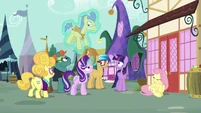 Starlight Glimmer levitates Wisp into the air S7E14.png (1,015 KB)