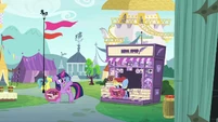 Twilight waves goodbye to news stand pony S7E14