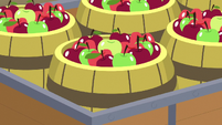 Barrels of apples in Big McIntosh's cart S7E8