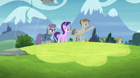 Maud, Starlight, and Mudbriar watch Pinkie leave S8E3