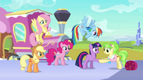 Peachbottom shakes hooves with Twilight S03E12