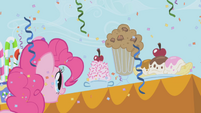 Pinkie looking at ice cream sundaes S1E03