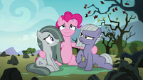 Pinkie looking miserable with her sisters S8E3