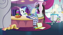 Rarity continues to sketch without a care S7E6