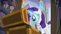 Rarity examines the other artifacts S8E17