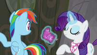 Rarity takes off one of her boots S8E17