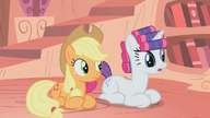 S01E08 Rarity i Applejack obok siebie