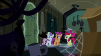 Sweetie Belle closes the door with magic S5E6